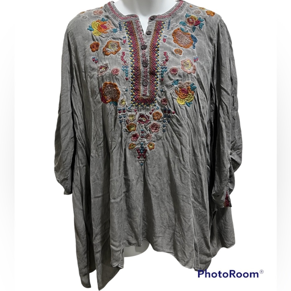 Andree By Unit Shirt Womens SMALL gray Embroidered Floral Boho Flowy Crinkle - Picture 1 of 7